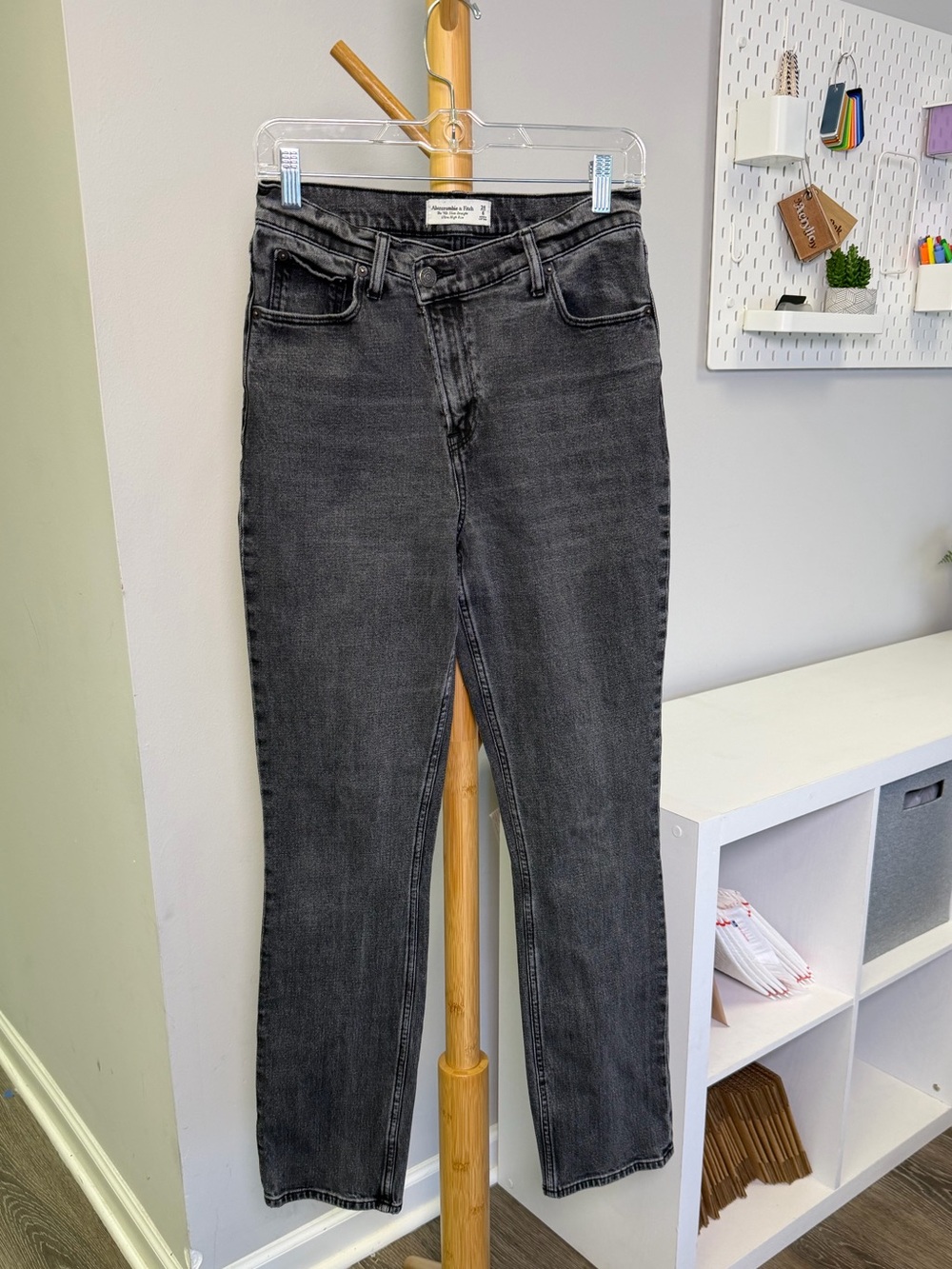Abercrombie & Fitch the 90s Slim Straight Ultra High Rise Black Jean Sz 28|6